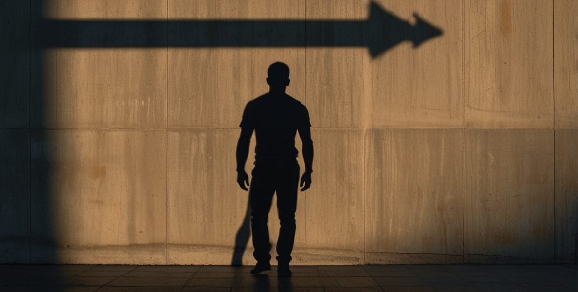 Özgüven Eksikliği Belirtileri ve Nedenleri: Kendinizi Daha İyi Tanıyın 1 A strong upright shadow cast on a wall b 0